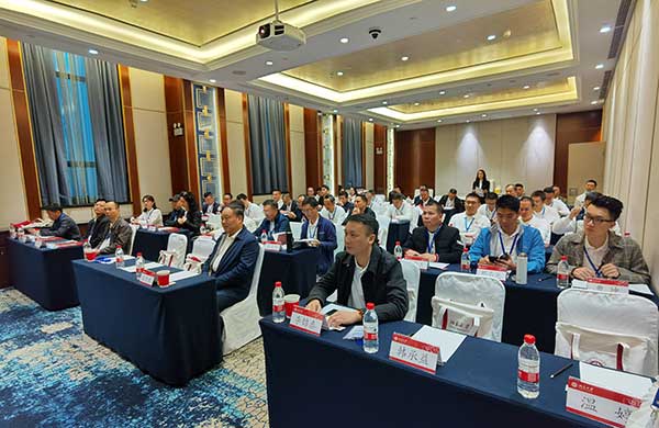 好凱(kai)悳(de)Hokaido董(dong)事長何(he)總蓡(shen)加(jia)2020新粵商(shang)（北(bei)京(jing)大(da)學）高(gao)級(ji)研(yan)脩(xiu)班（第(di)一(yi)期(qi)）學習(xi)