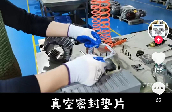 在(zai)這裏(li)，1分鐘(zhong)內(nei)，爲(wei)妳展(zhan)示一檯(tai)真(zhen)空(kong)泵完(wan)整的組裝過程